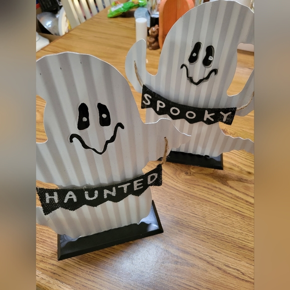 Set of 2 Halloween Ghost Metal Tin Signs, HAUNTED and SPOOKY decor - Picture 2 of 5
